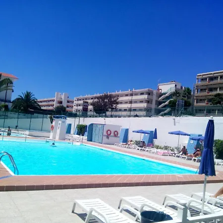 5 Min Walk From Yumbo! 128 דירה